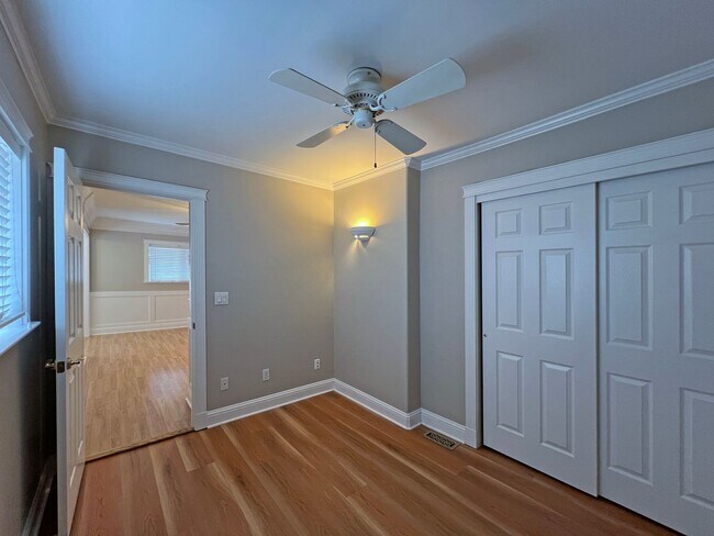 Building Photo - Charming and updated 2 bedroom, 1 bath bun...