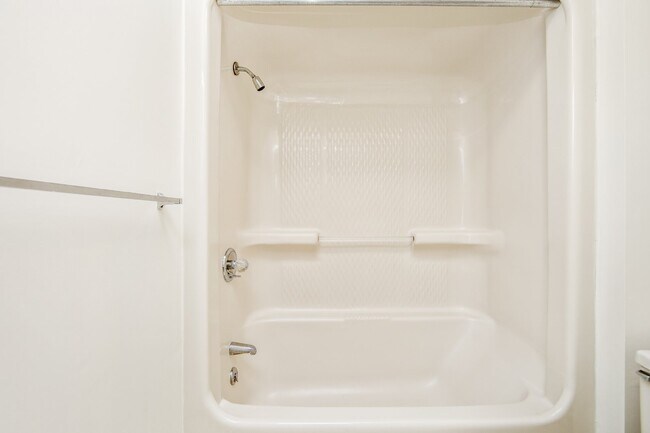 Building Photo - COMING SOON! Cozy 2bd/2ba Townhome Nest in Watersedge