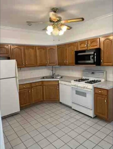 Building Photo - 2305 Maine St