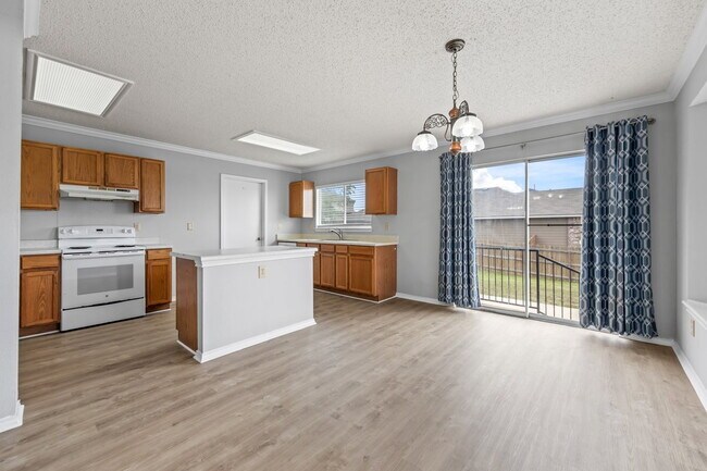 Building Photo - Beautiful 3 bed 2 bath single story, corne...