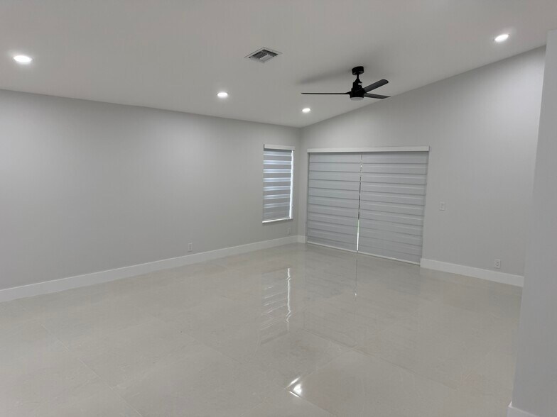 Building Photo - 1560 Canary Island Dr