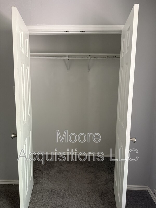 Building Photo - 3601 Oakwood Dr