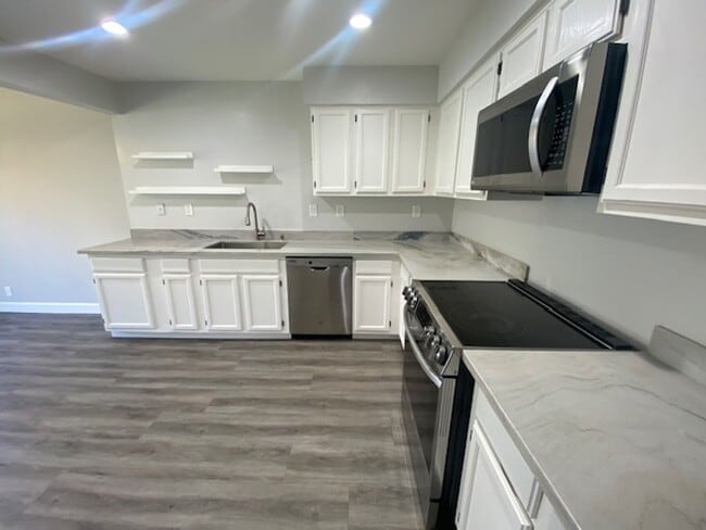 Building Photo - 434 Creekside Ln