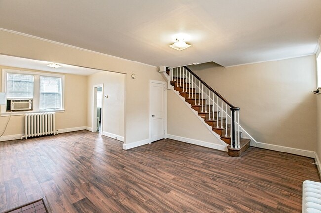 Building Photo - 3 bedroom, 1 bath charming townhome in Wilmington