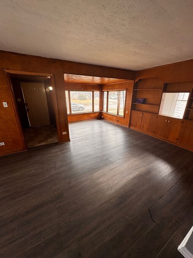 Building Photo - 2 Bedroom with Garage PENDING