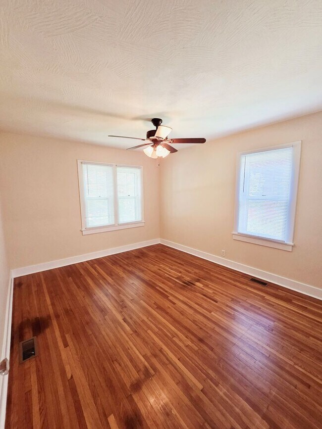 Building Photo - Cute Bungalow - 2 Living Areas & Bacement