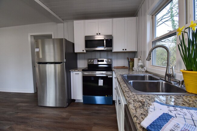 Building Photo - Welcome to this charming 3-bedroom, 1-bath...