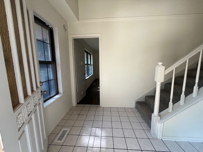 Building Photo - 1832 S Fir Ave