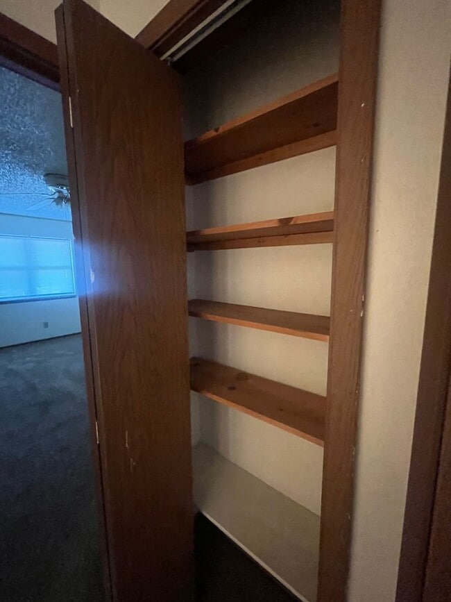 Building Photo - Townhouse with Garage!