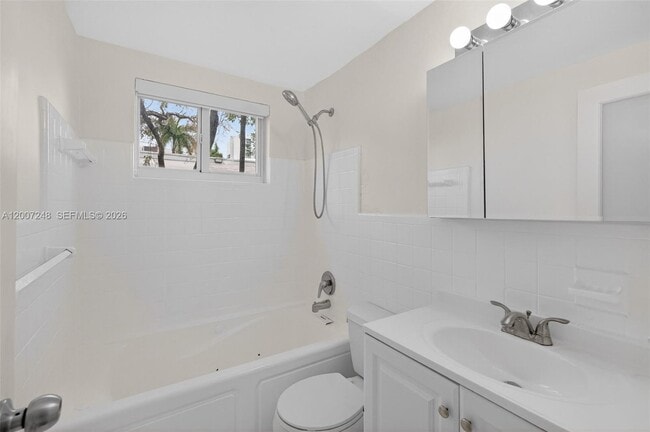 Building Photo - 428 Collins Ave