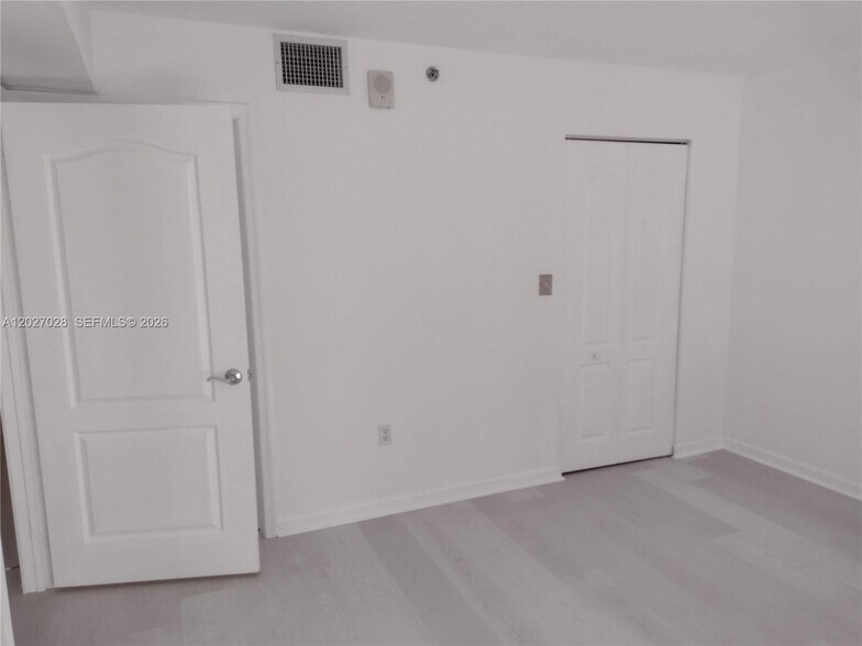 Building Photo - 1200 Brickell Bay Dr