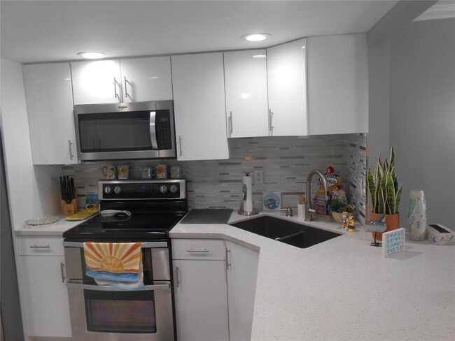 Building Photo - 4540 N Ocean Dr