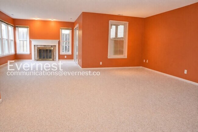 Building Photo - 4 Bed/3 Bath Townhome with Fenced Yard / Pet-Friendly / Available Soon!