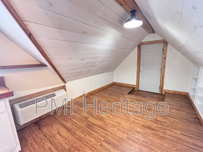 Building Photo - 122 W Pine St