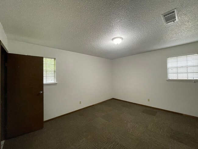 Building Photo - New Listing!
