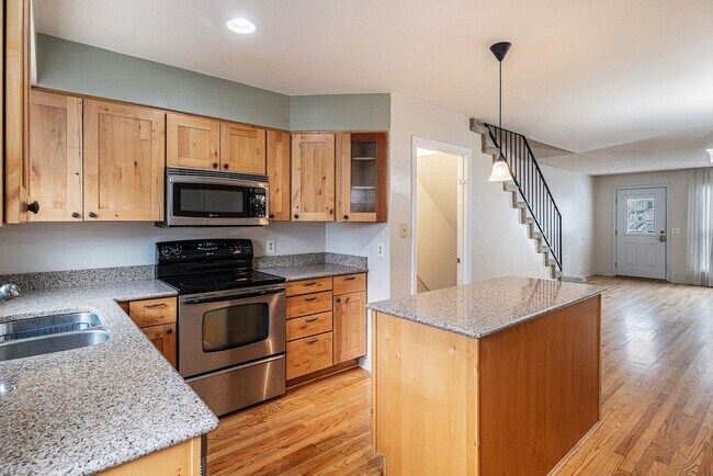 Building Photo - 3 Bedroom 2 Bathroom End Unit Townhome!