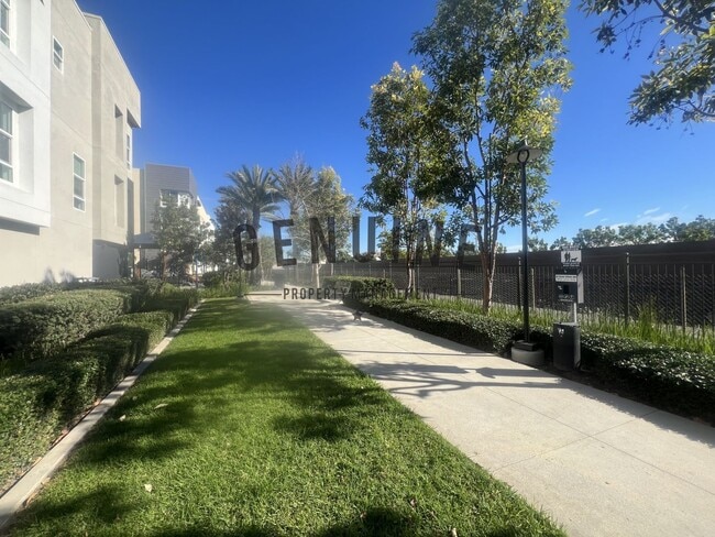 Building Photo - Coming Soon: Modern Tri-Level 2Bd 2.5Ba Townhouse in Irvine!