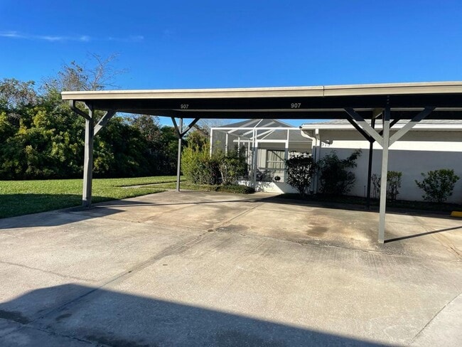 Building Photo - Lovely spacious 3bd/2bath townhouse with screen patio!