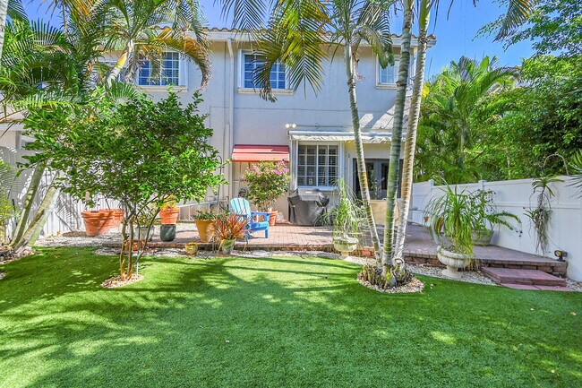 Building Photo - 2922 Port Royale Ln S