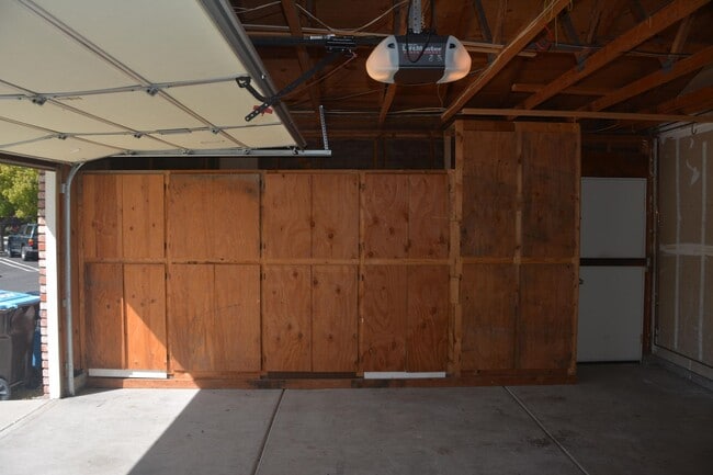 Building Photo - Hillcrest area 2 bedroom, 2 bath with 2 ca...