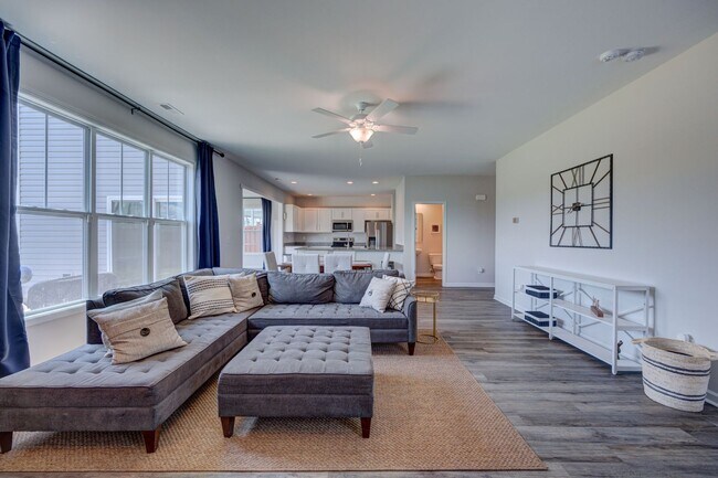 Building Photo - Luxurious 3 bedrooms 2.5 bath home in Nort...