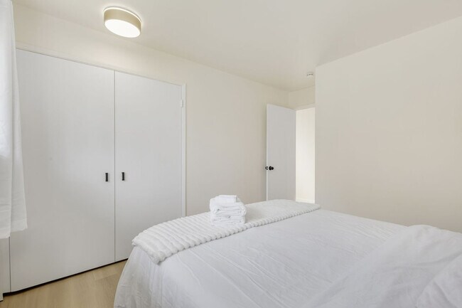 Building Photo - 12527 SE 52nd St