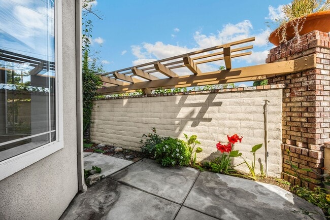 Building Photo - Adorable 2 Story 3 Bed 3 Bath Condo Gated Community