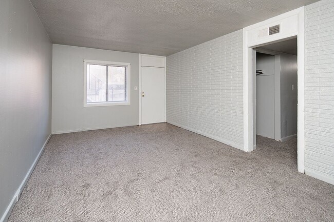 Building Photo - Spacious, affordable two bedroom townhouse just minutes from shopping and dining in Gastonia!