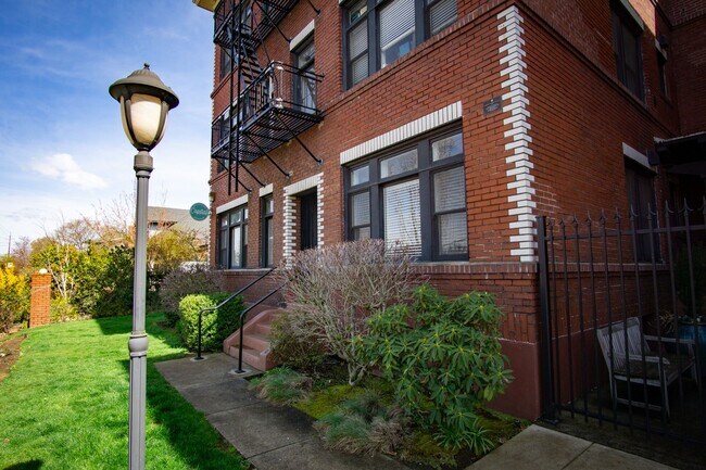 Building Photo - Fantastic 1-Bed w/ Hardwoods, DW, and SO M...