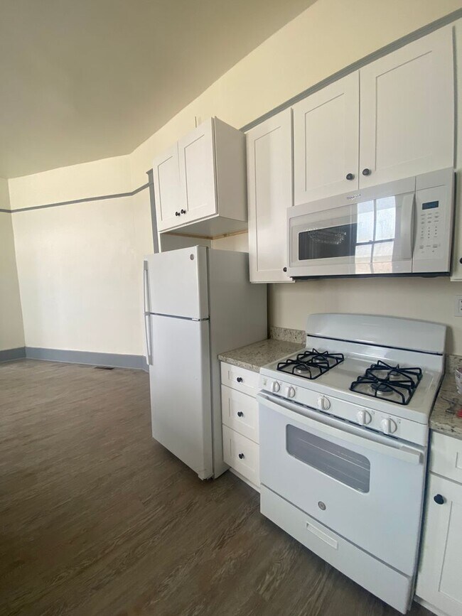 Building Photo - Main Street Upstairs Apartment in Aztec