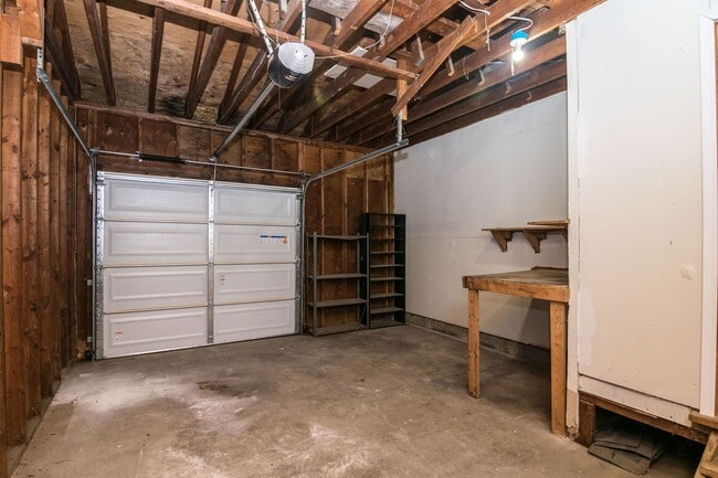 Building Photo - 2420 N Circle Dr