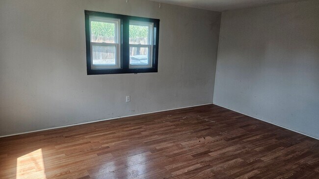 Building Photo - Charming house in Dinuba