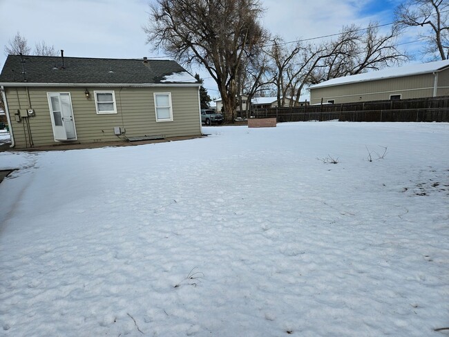 Building Photo - Adorable Light and Bright Refinished 2 Bed...