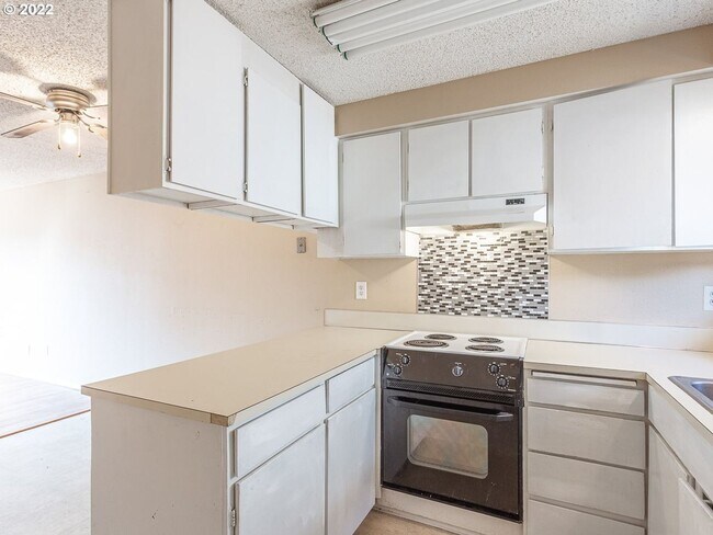 Building Photo - Bright Interior with Generous Bedroom Space – Includes Washer and Dryer