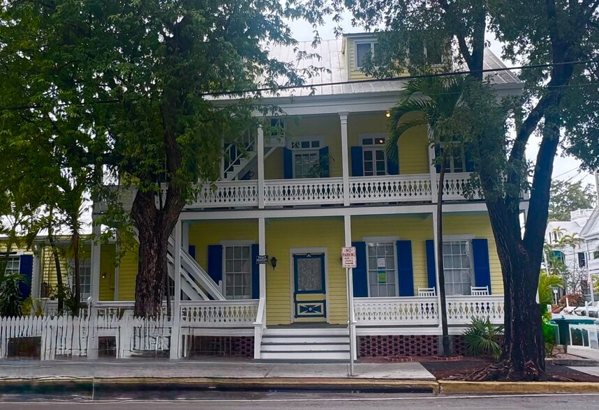 Front of Building - 400 Simonton St
