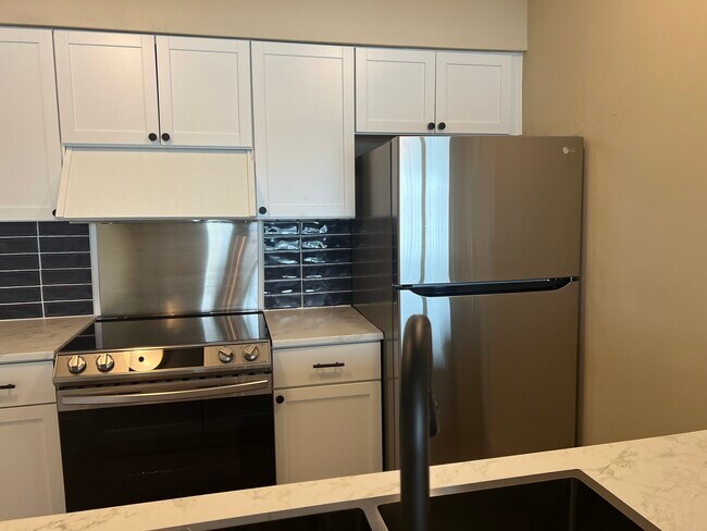 Primary Photo - 4936 Lake Point Dr