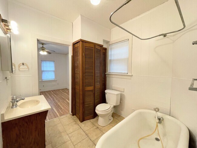 Building Photo - 1 Bed 1 Bath Duplex