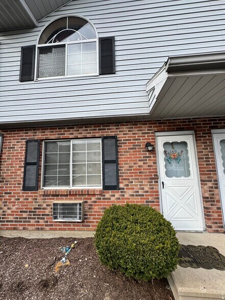 Building Photo - 975 Meriden Rd