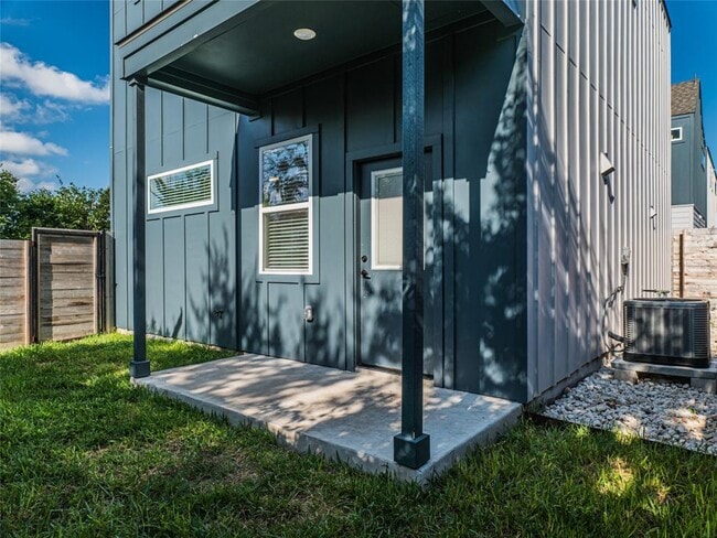 Building Photo - 1004 Wheatley Ave