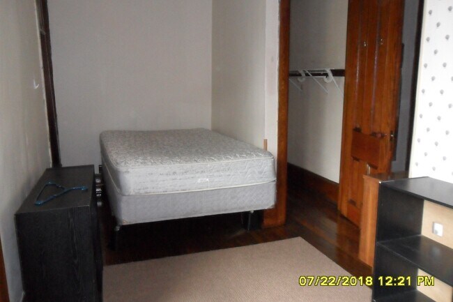 Full Size Bed - walk in closet - 523 E State St