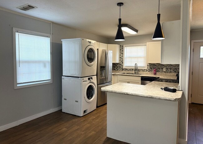 Building Photo - 2213 Spence Cir