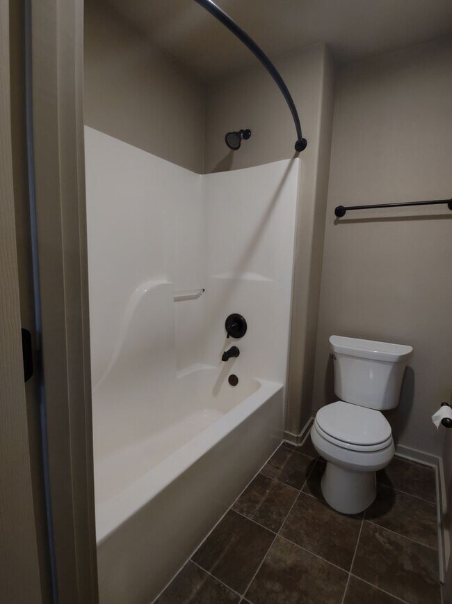 Building Photo - NW 3x2 townhome with primary bedroom on the main level