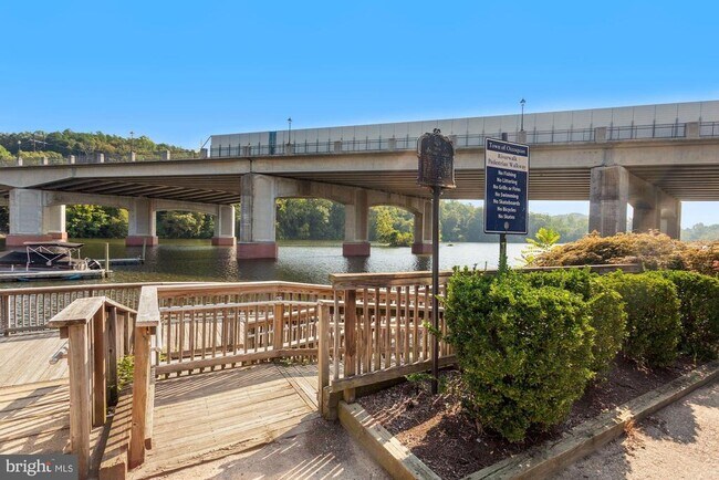 Building Photo - 1541 Colonial Dr