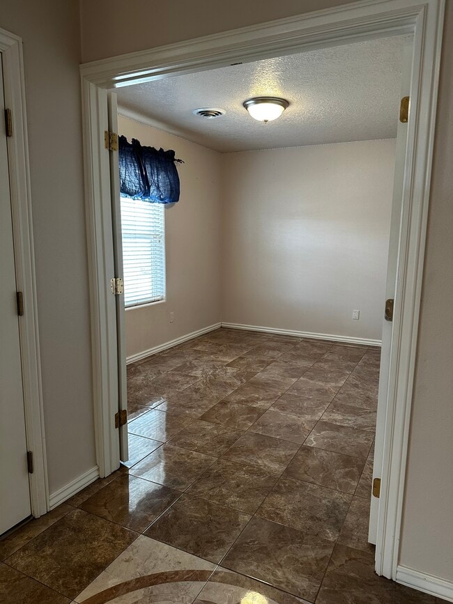 Building Photo - 613 Mesa Vista Dr