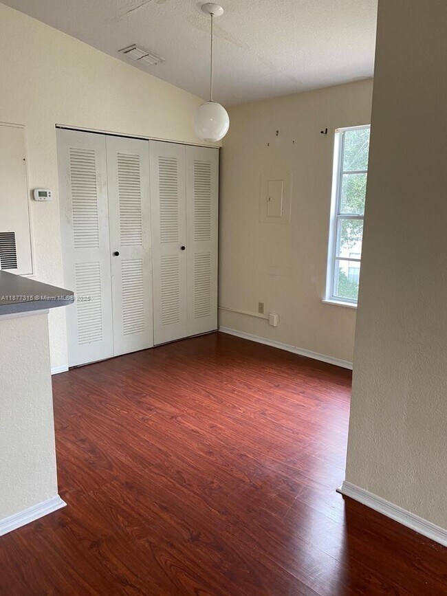 Building Photo - 1618 Columbia Arms Cir