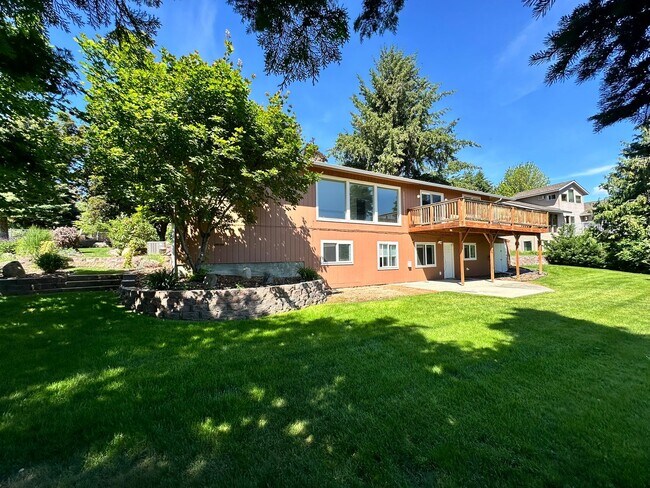 Building Photo - Stunning 3 Bedroom and 3 Bathroom Home, La...