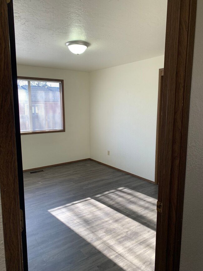 Building Photo - 2346 SW Umatilla Ave
