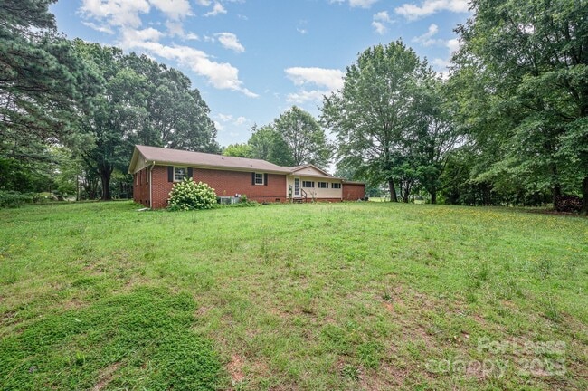 Building Photo - 6118 S Rocky River Rd