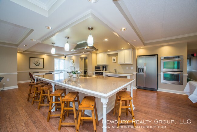 Building Photo - Stunning Two-Bedroom Apartment