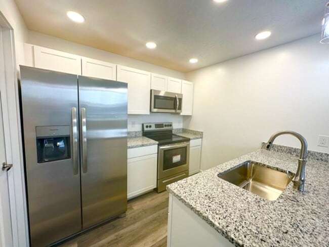 Building Photo - 1553 Clear Creek Dr